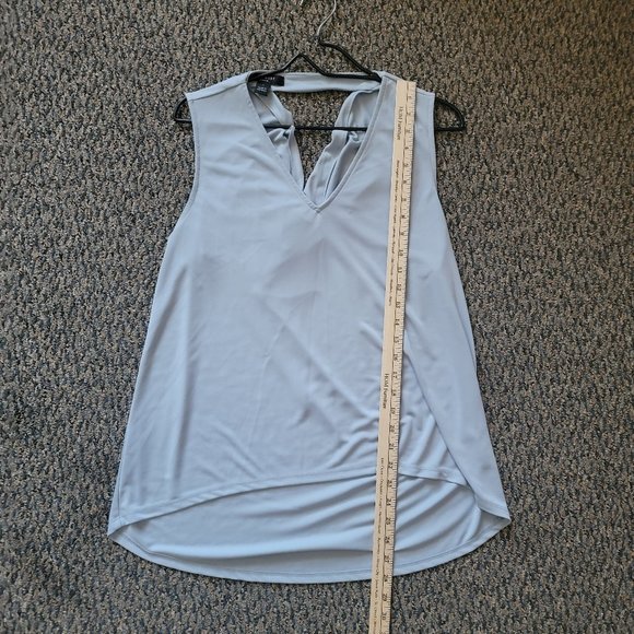 Gorgeous Ann Taylor Peep Hole Drape Back Top Size Medium - Picture 13 of 14